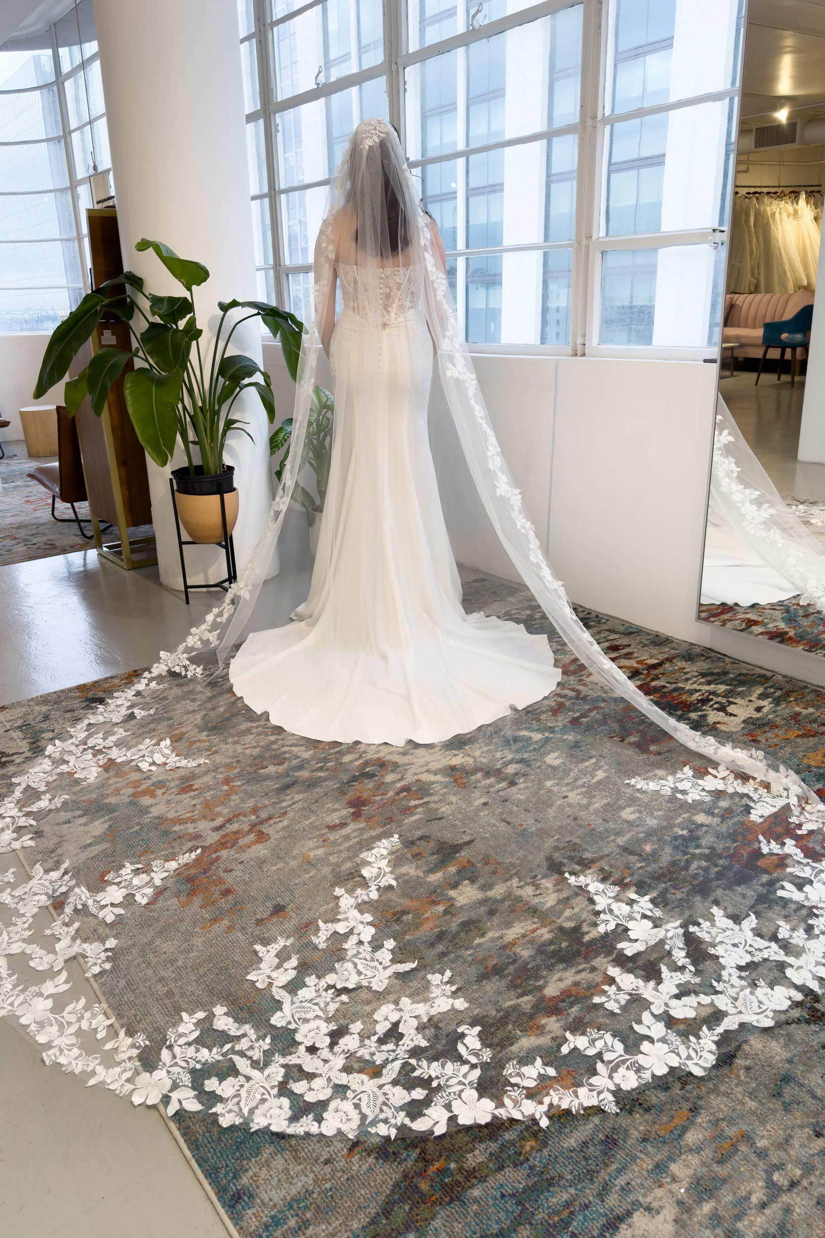 One-tier Lace Edge Tulle Chapel Veils with Appliques CV0330 - COCOMELODY